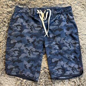 2Xist Men’s Camo shorts Size Medium